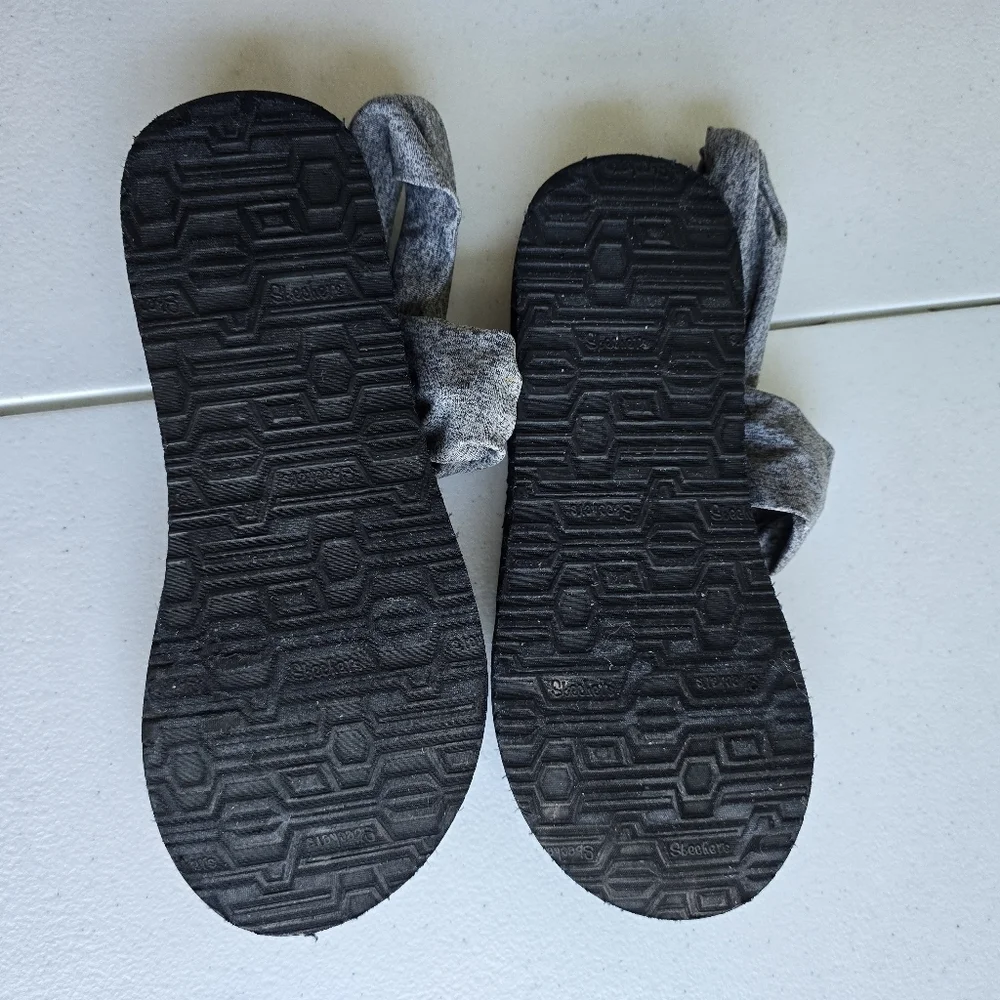 Skechers Yoga Foam Comfort Sandals Gray & Black Fabric Straps No size